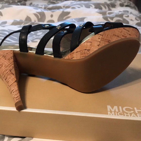 Black platform Michael Kors heels w gold circles - Picture 4 of 4